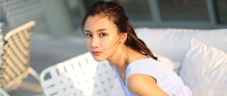 电眼校花骑马身姿妩媚