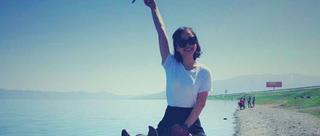 美女草原大海边骑马